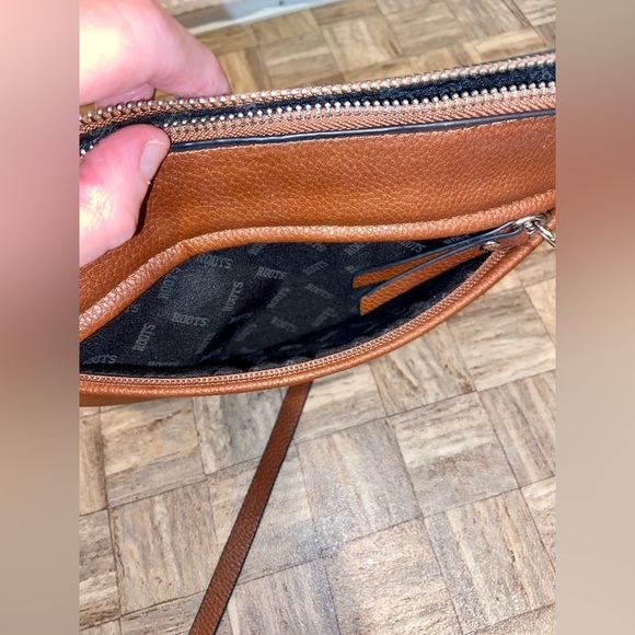 Women’s ROOTS cognac brown thin strap shoulder Bag - Picture 10 of 15